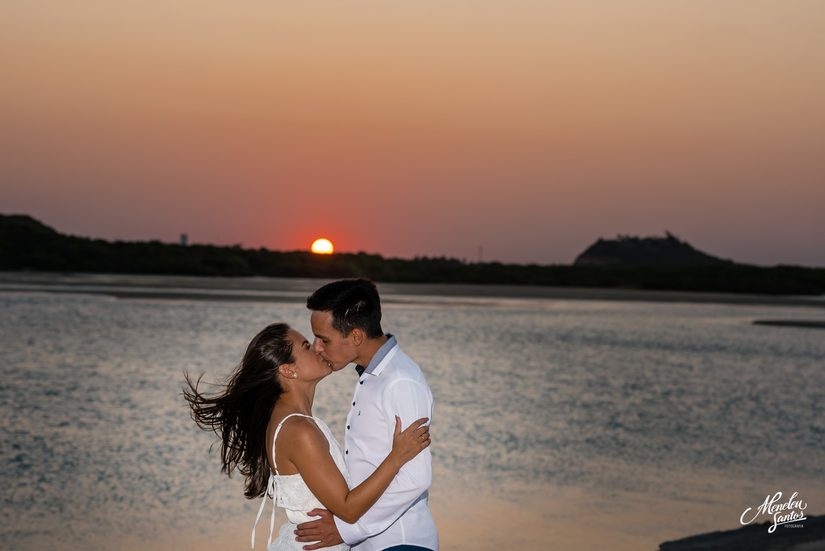 ensaio pre casamento na praia com casal com kitesurfe por fotógrafo de ensaios meneleu santos