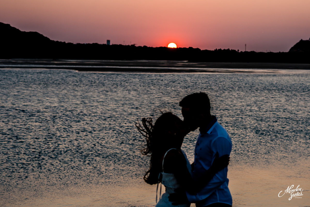 ensaio pre casamento na praia com casal com kitesurfe por fotógrafo de ensaios meneleu santos