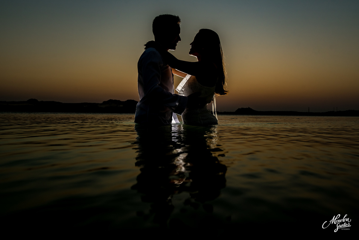 ensaio pre casamento na praia com casal com kitesurfe por fotógrafo de ensaios meneleu santos