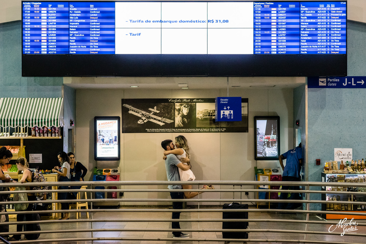 Idas e vindas do casal no aeroporto internacional de fortaleza por fotografo de casamento meneleu santos