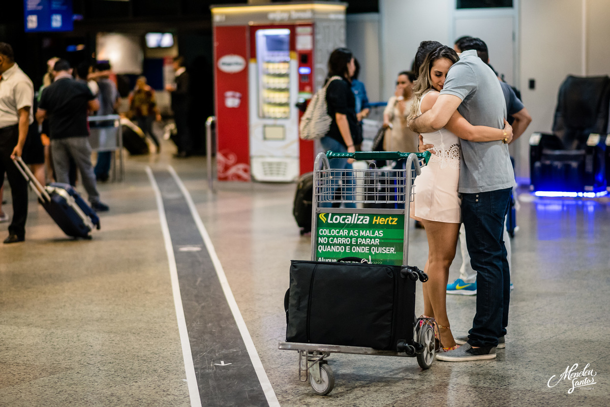 Idas e vindas do casal no aeroporto internacional de fortaleza por fotografo de casamento meneleu santos