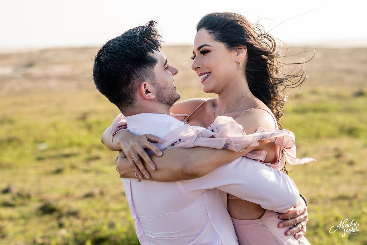 Ensaio de casal na praia do paracuru-ce pro fotografo em fortaleza Meneleu Santos
