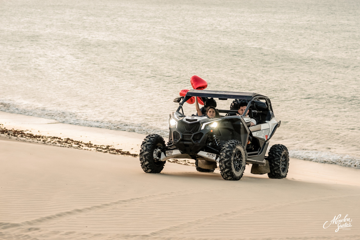 Ensaio de casal na praia do paracuru-ce pro fotografo em fortaleza Meneleu Santos