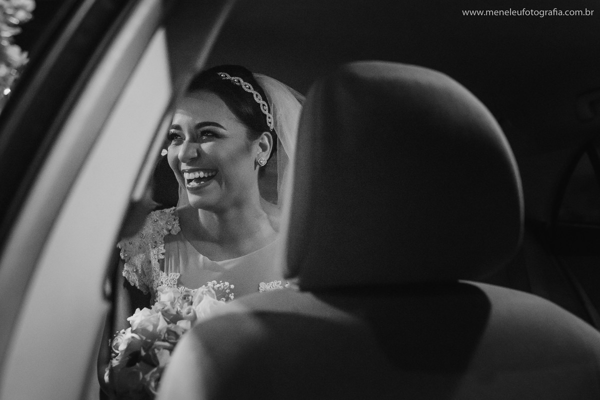 Noiva no carro em casamento em Fortaleza