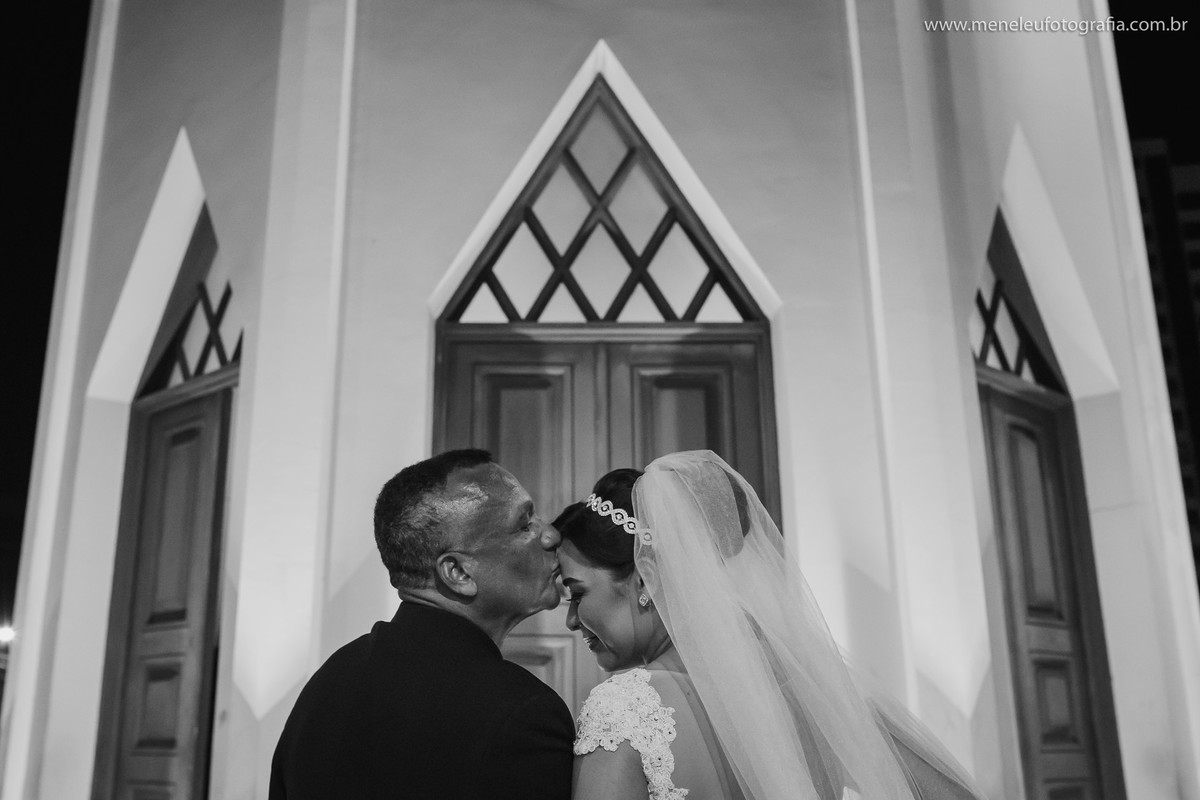 Casamento em Fortaleza com noiva na porta da igreja São Pedro
