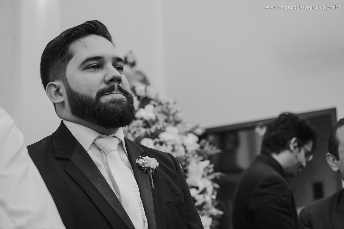 Noivo esperando a noiva na Igreja São Pedro em Fortaleza-CE