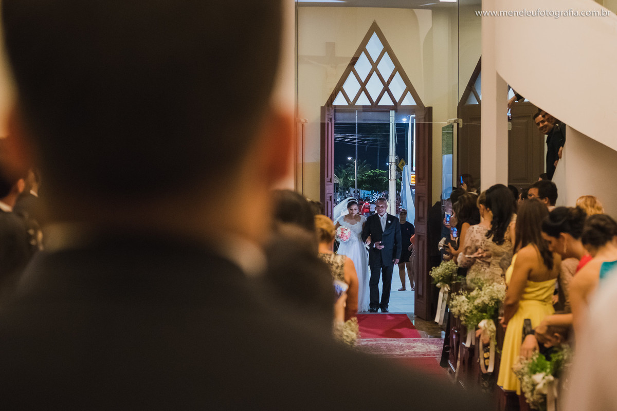 Noivo esperando a noiva na Igreja São Pedro em Fortaleza-CE