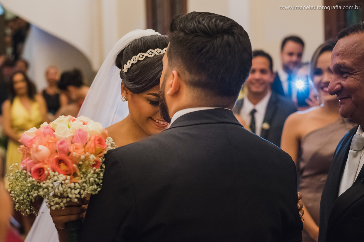 Noiva entrando na igreja São Pedro em Fortaleza