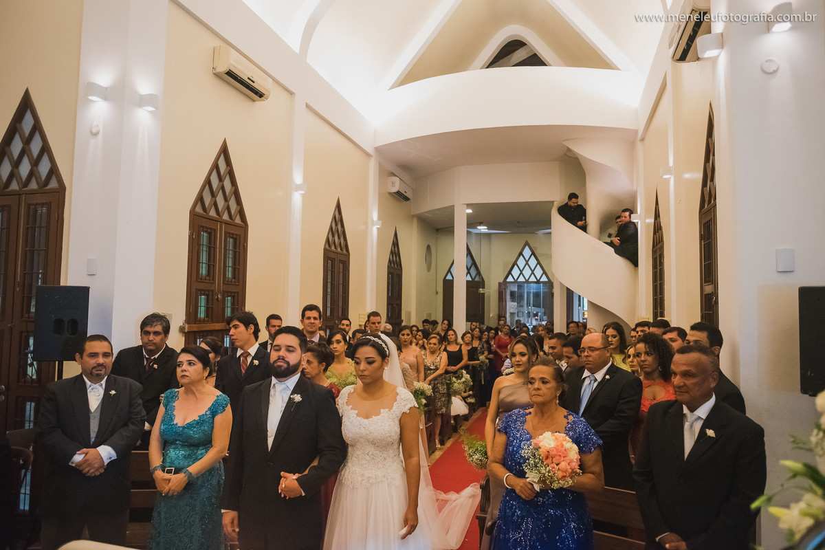 Noiva entrando na igreja São Pedro em Fortaleza