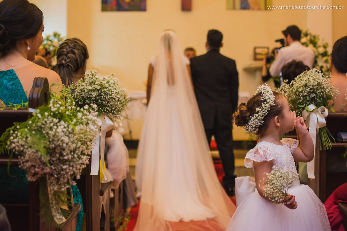Noiva entrando na igreja São Pedro em Fortaleza