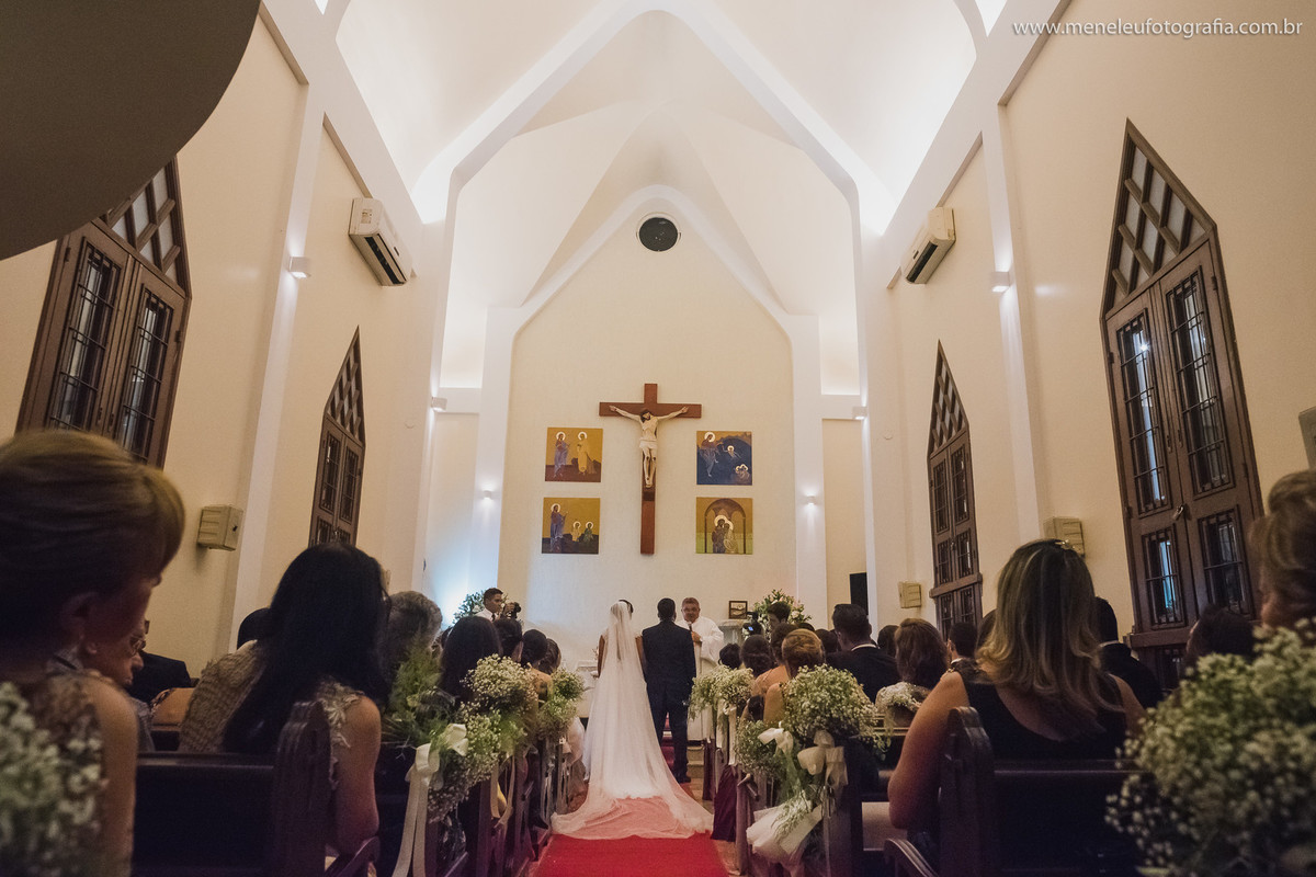 Noiva entrando na igreja São Pedro em Fortaleza
