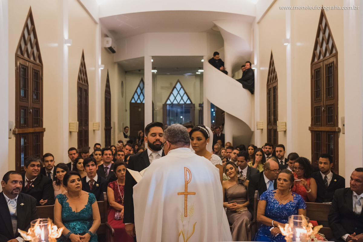 Noiva entrando na igreja São Pedro em Fortaleza