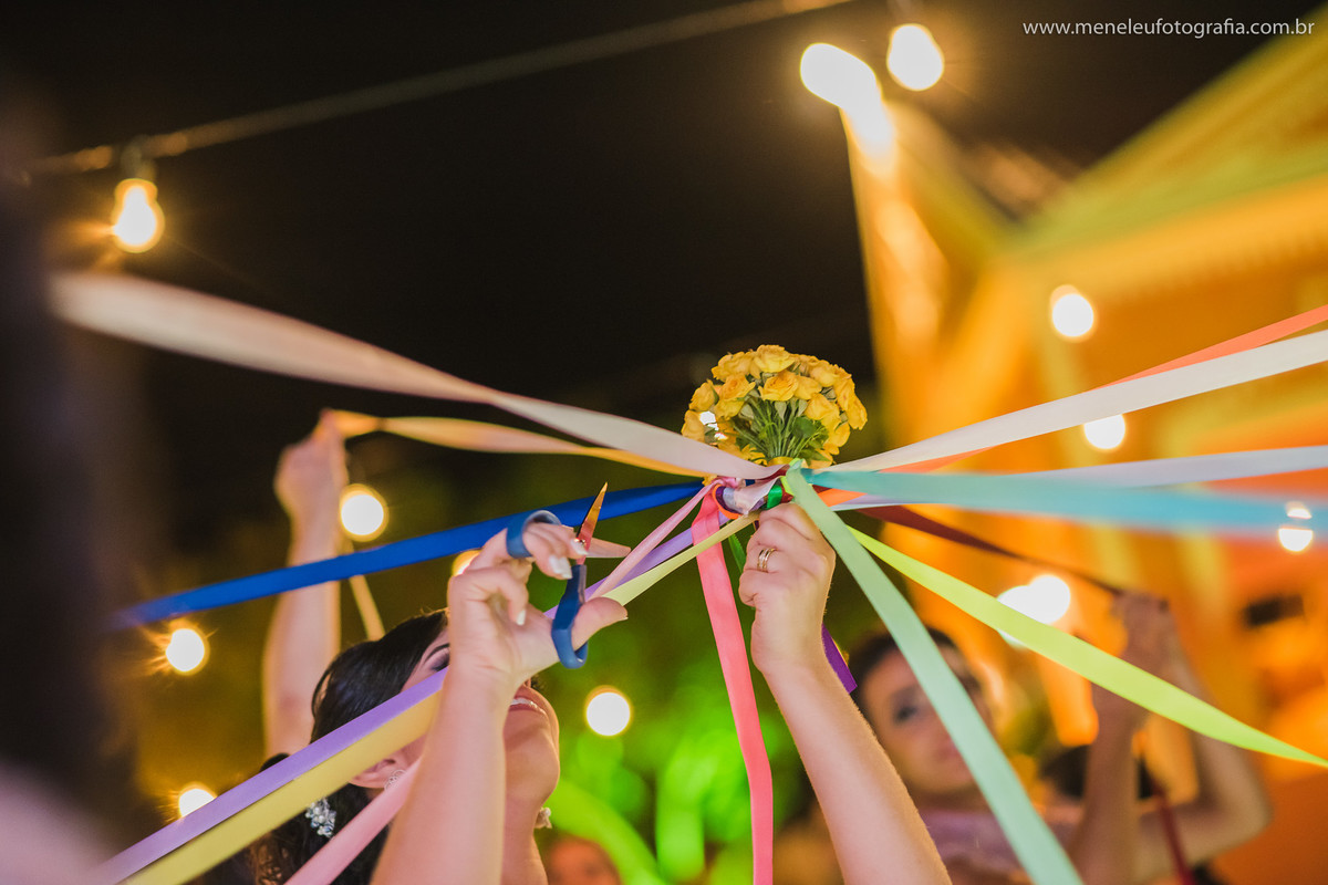 Noiva em fortaleza jogando o buque