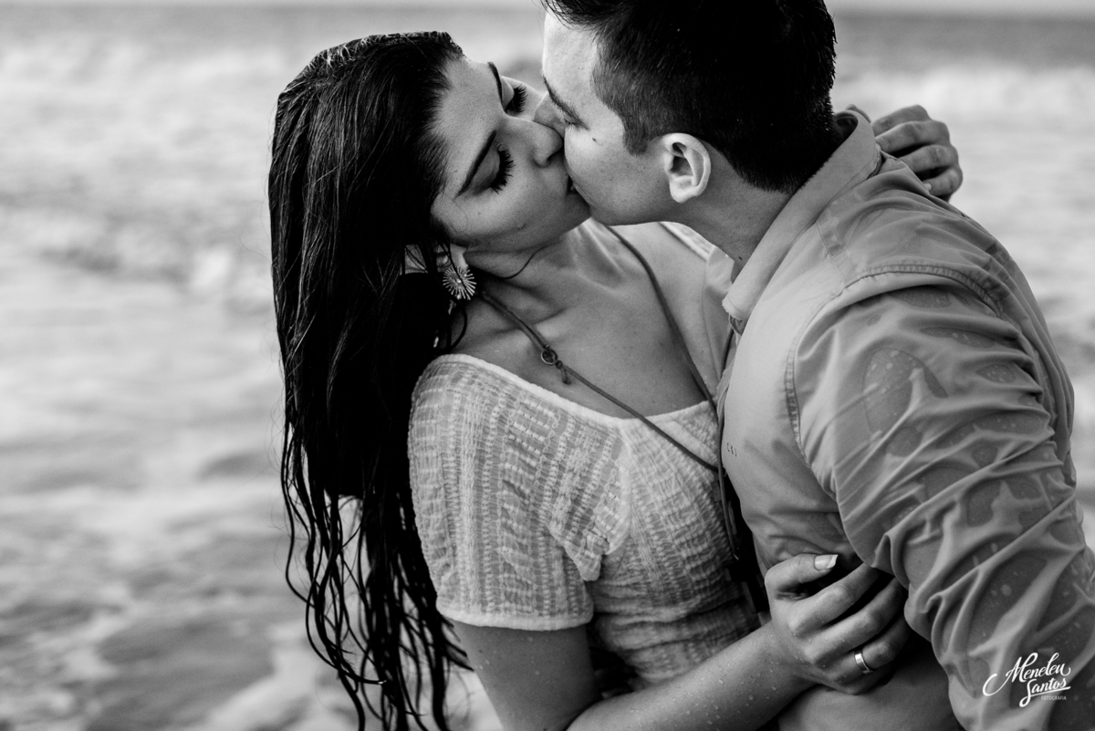Casal na aguam na praia do Cumbuco