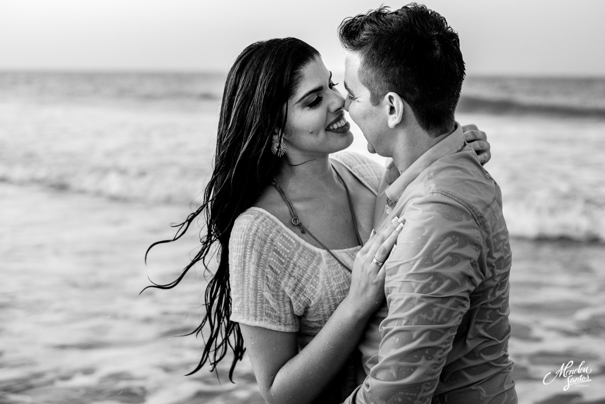Casal na aguam na praia do Cumbuco