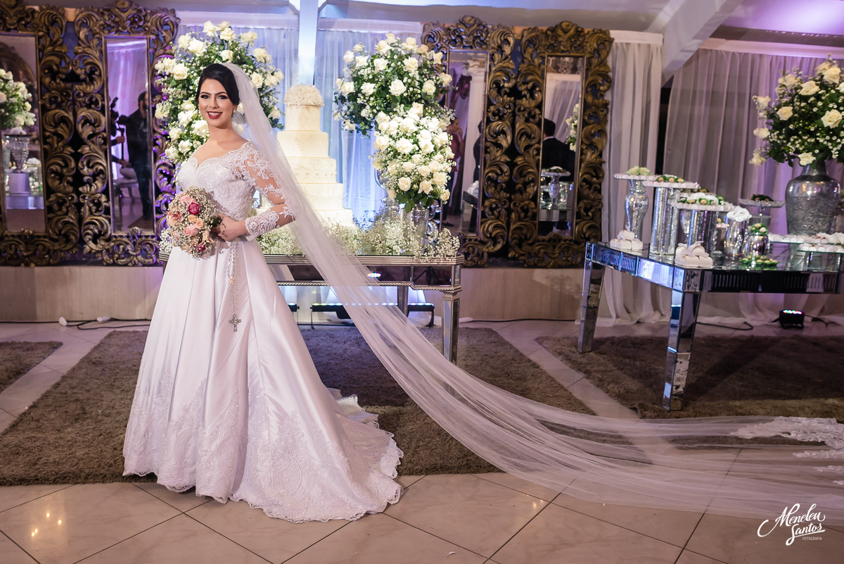 Casamento no buffet di gregório com vestido de noiva 