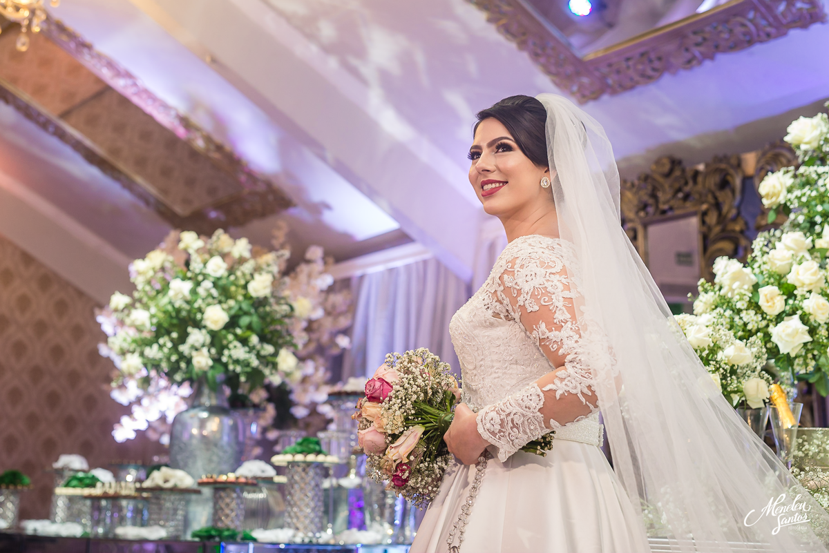 Casamento no buffet di gregório com vestido de noiva 