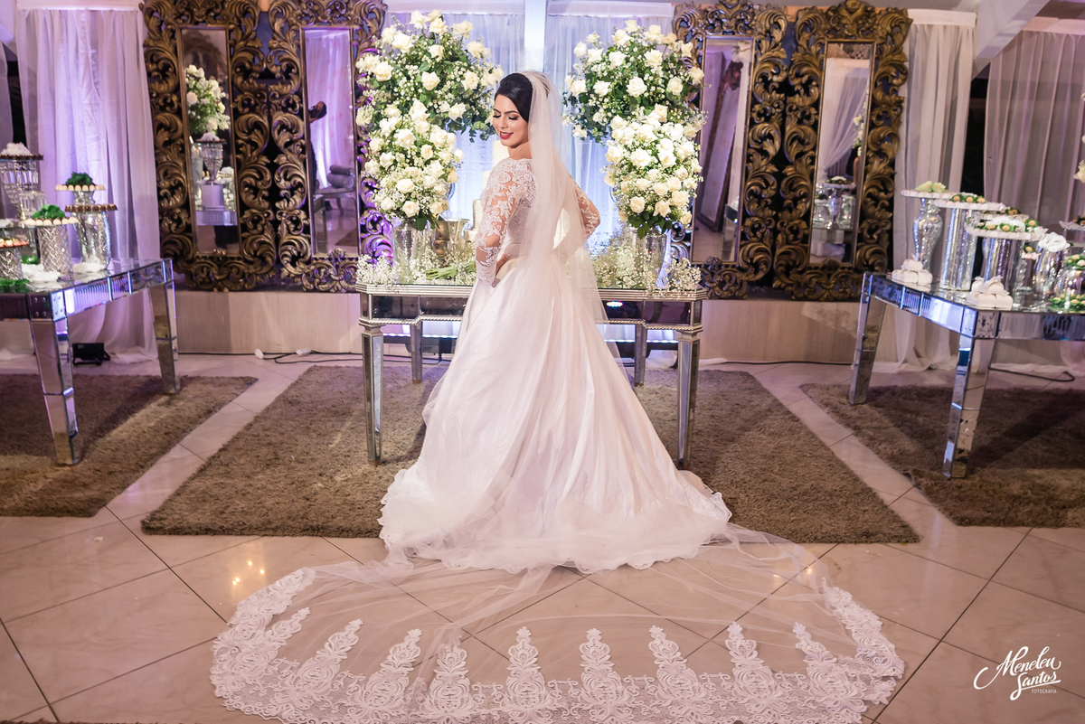Casamento no buffet di gregório com vestido de noiva 