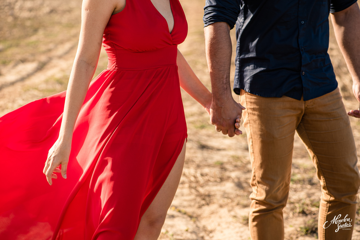 ensaio de casal com vestido vermelho no porto das dunas