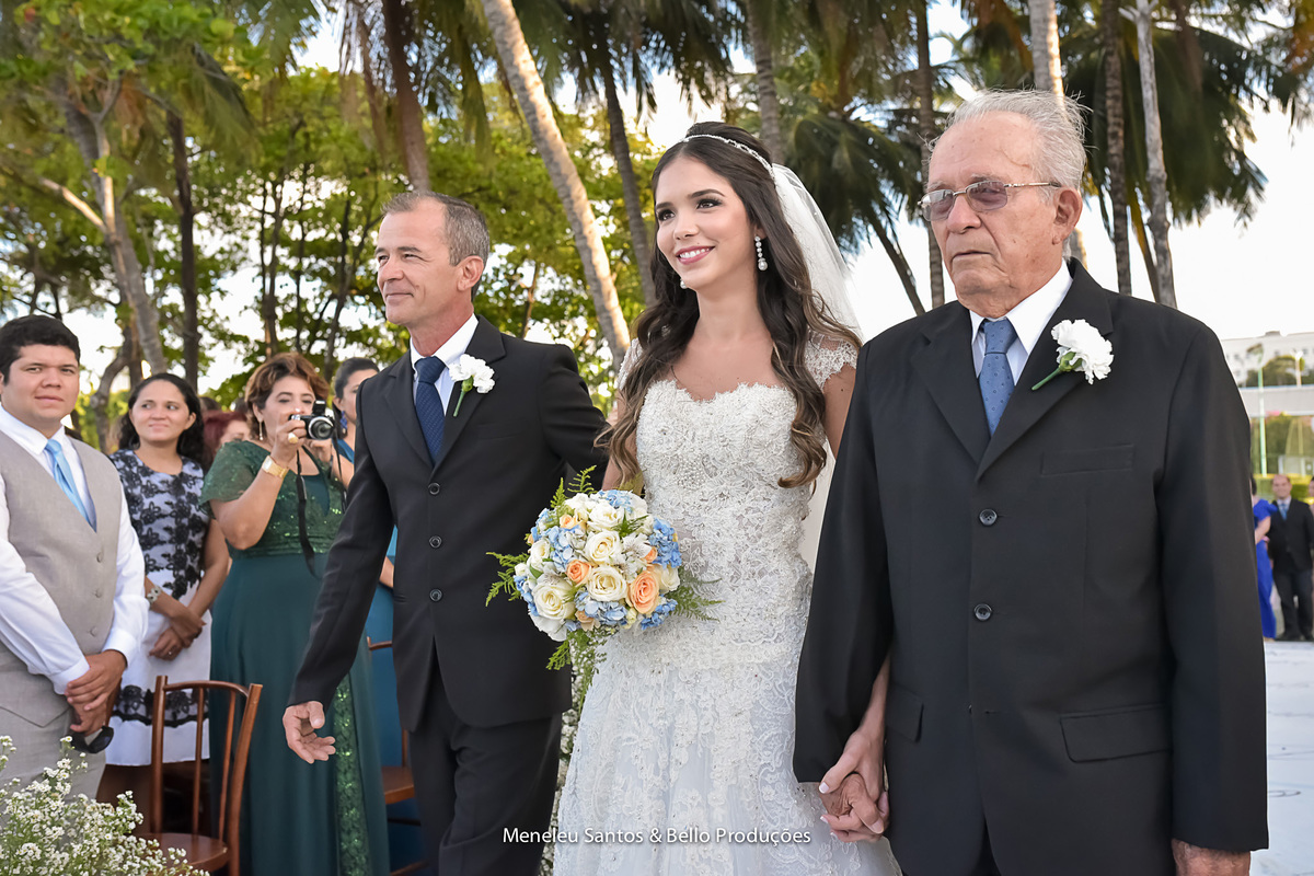 Noiva entrando com  o pai e avô no marina park hotel