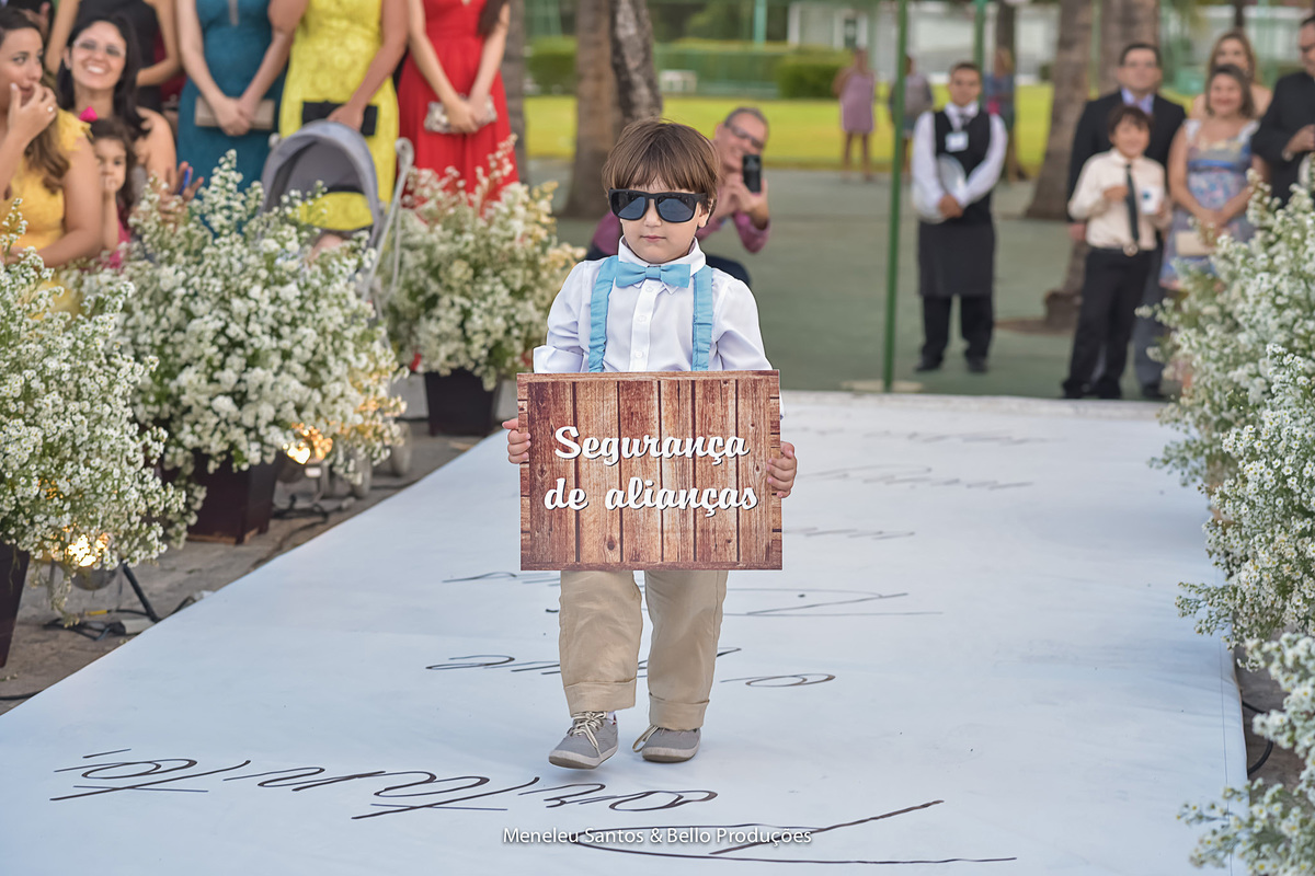 Pajem com plaquinha em casamento no marina park hotel