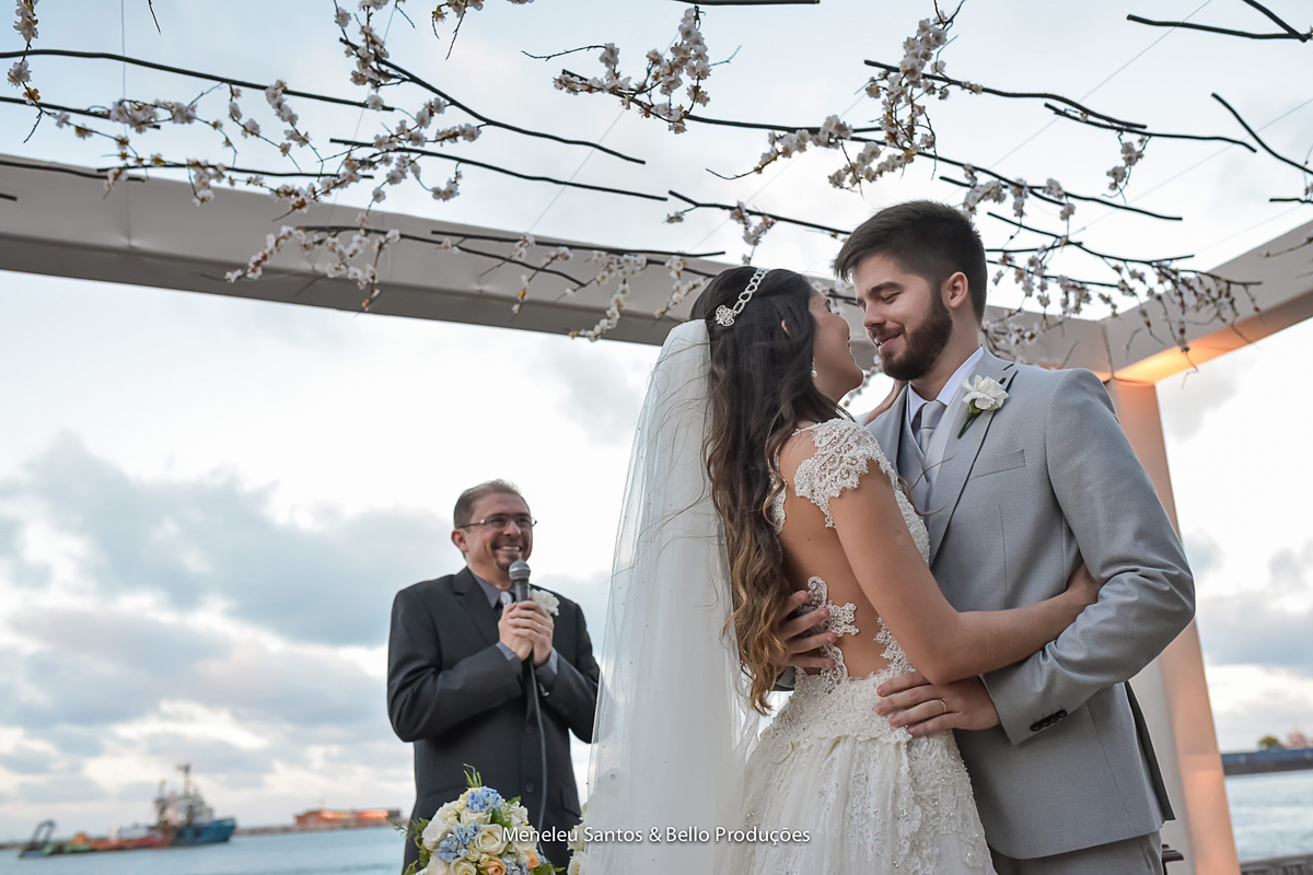 Beijo dos noivos em Casamento no Marina park hotel