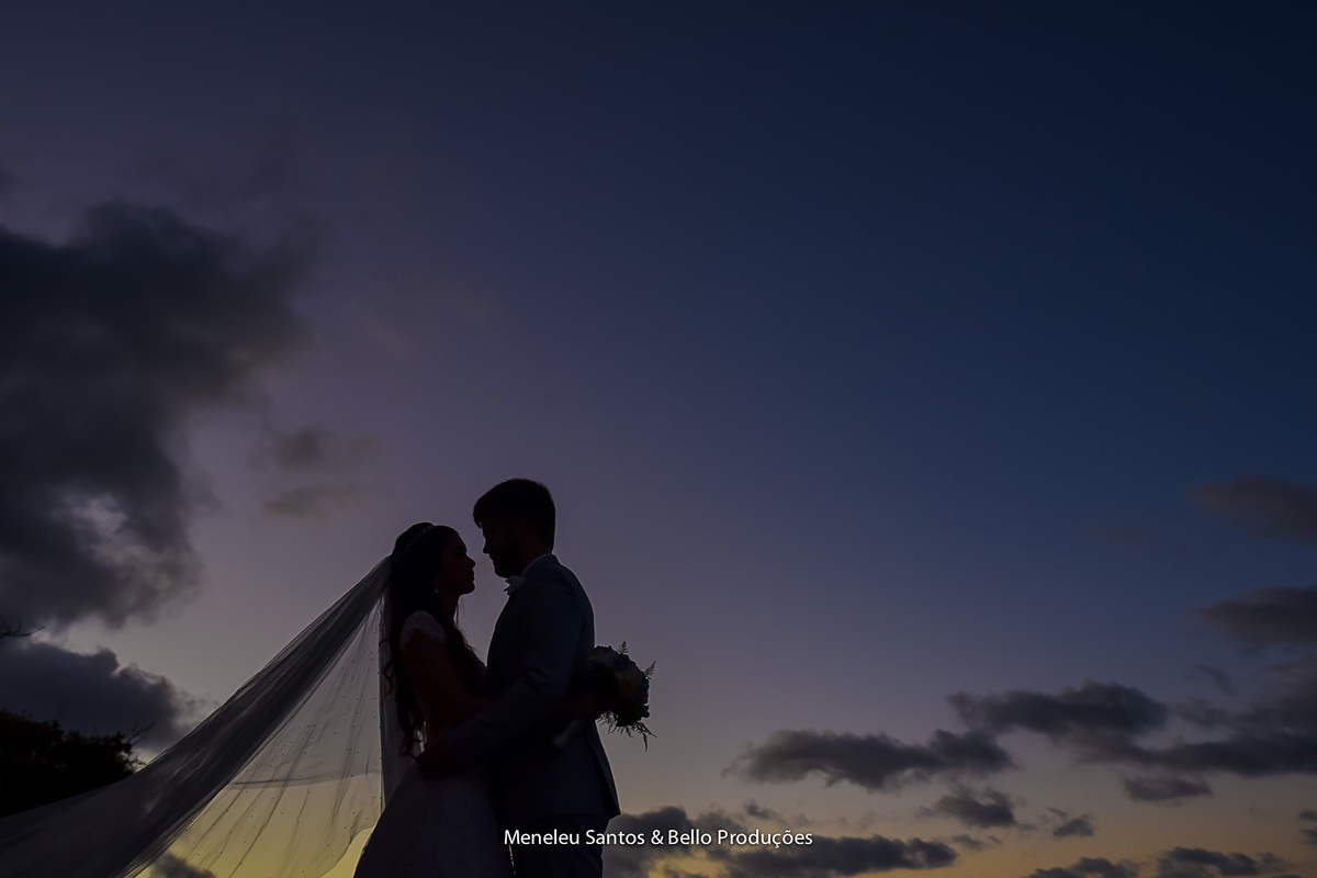 Noivos  no por do sol em Casamento no Marina park hotel