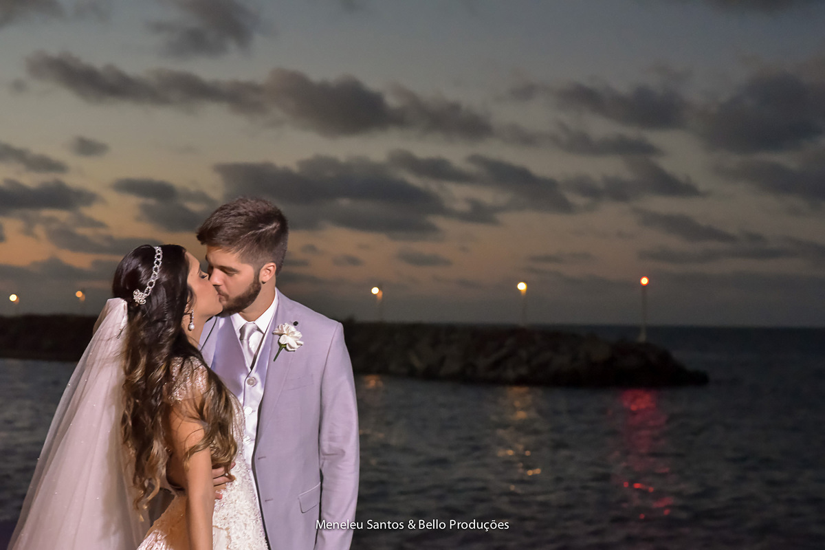Noivos no pier em Casamento no Marina park hotel