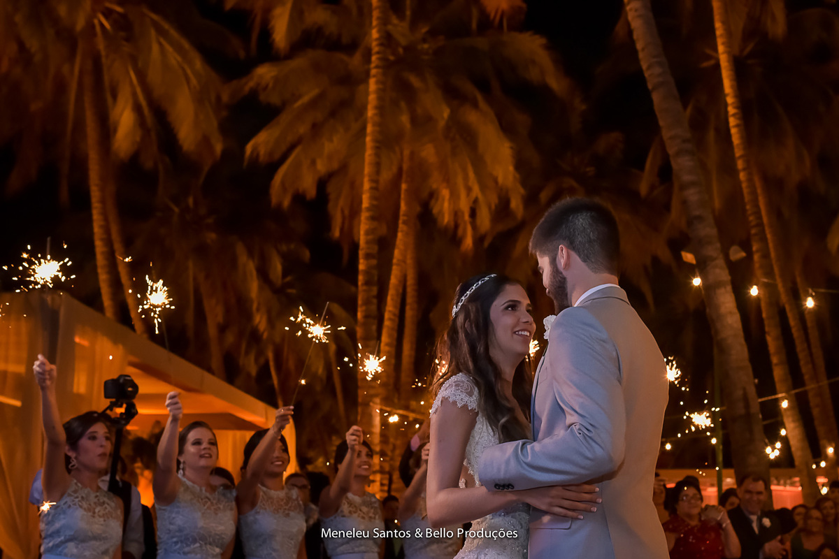 Noivos dançam no bosque do Marina park hotel