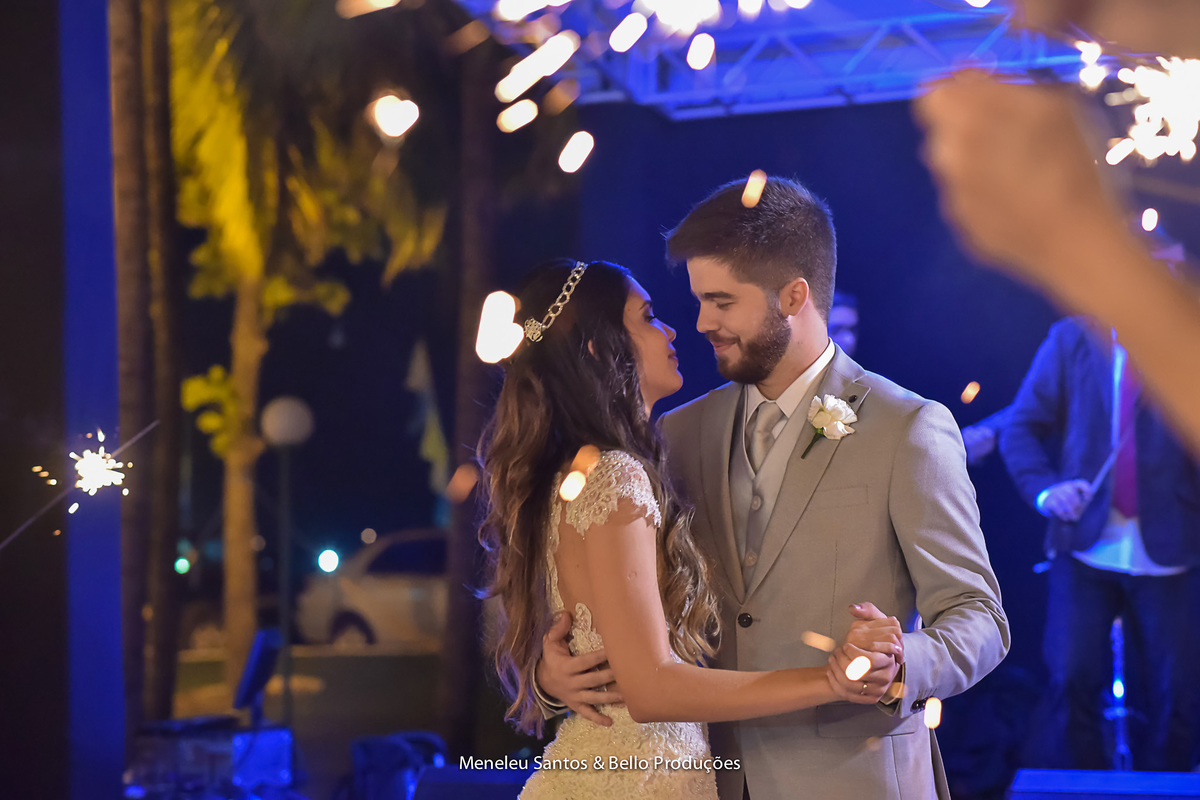 Noivos dançando no bosque do Marina park hotel