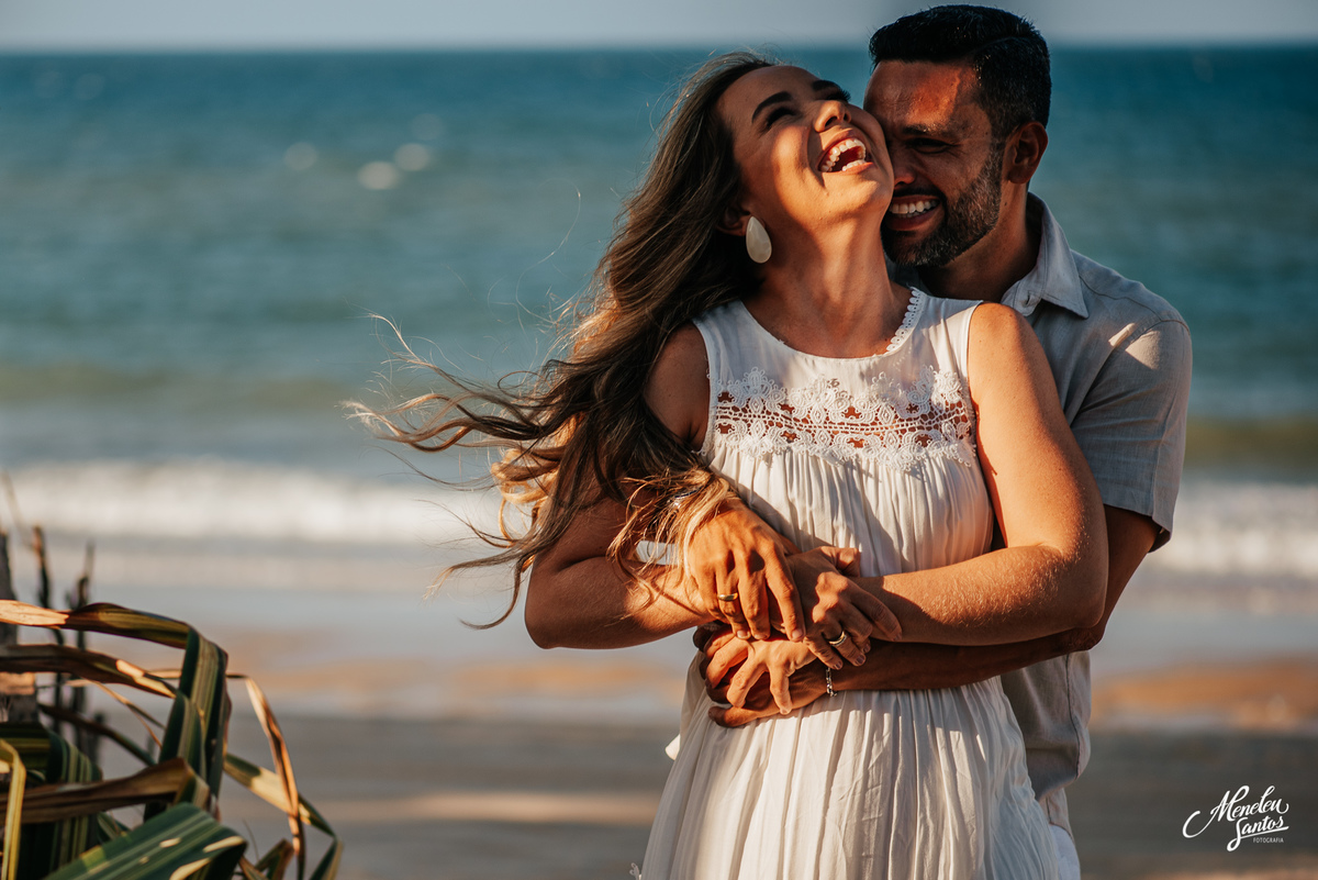 Ensaio com roupas tons pasteis com casal na praia do Cumbuco 