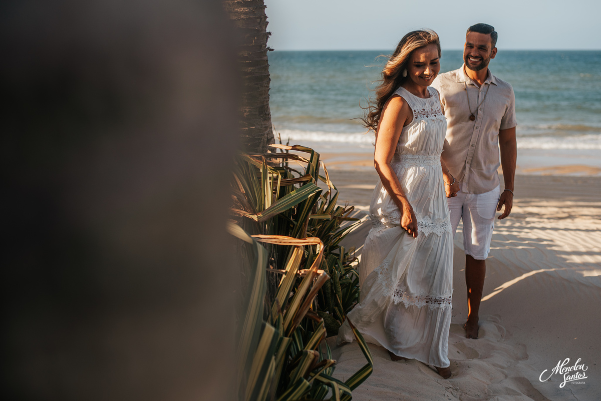 Ensaio com roupas tons pasteis com casal na praia do Cumbuco 