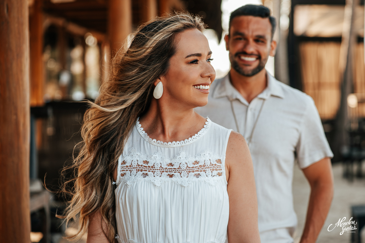 Ensaio com roupas tons pasteis com casal na praia do Cumbuco 