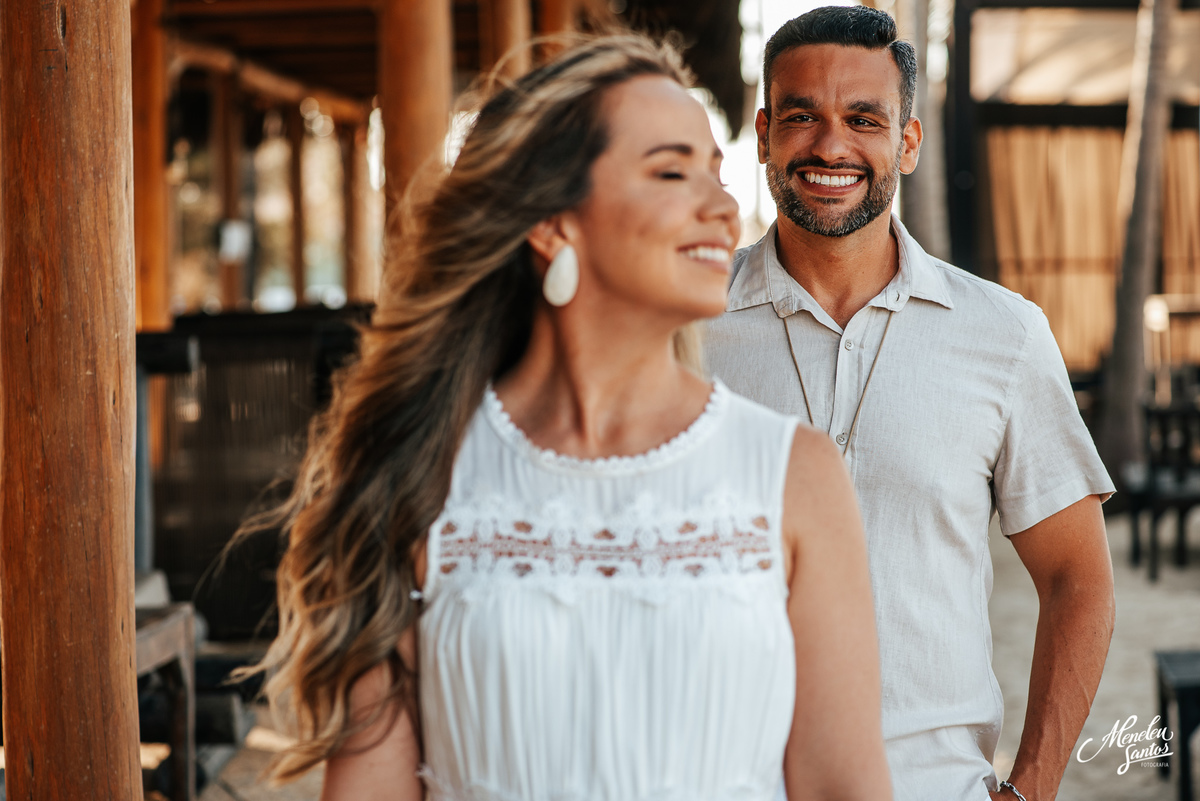 Ensaio com roupas tons pasteis com casal na praia do Cumbuco 