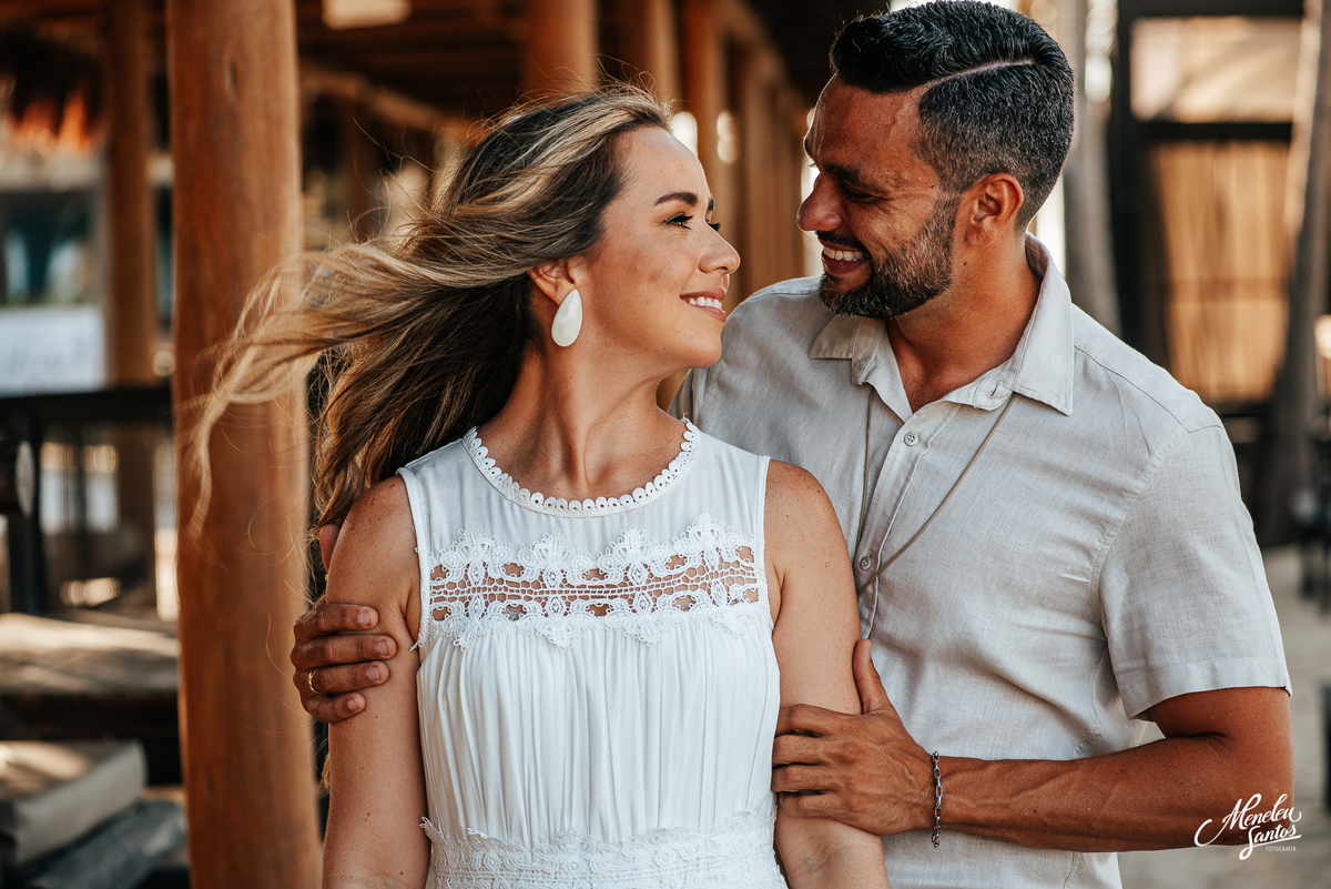 Ensaio com roupas tons pasteis com casal na praia do Cumbuco 