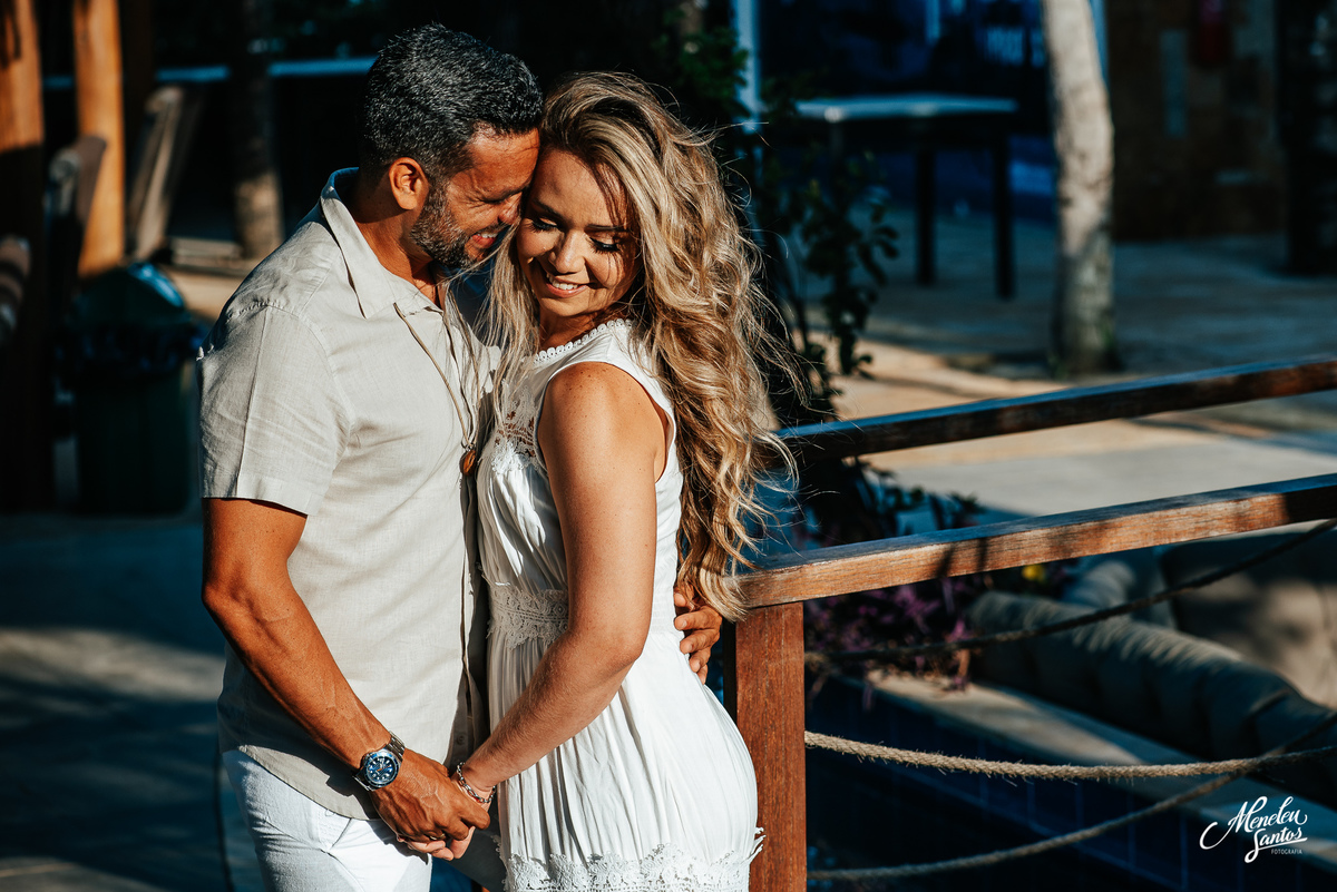Ensaio com roupas tons pasteis com casal na praia do Cumbuco 