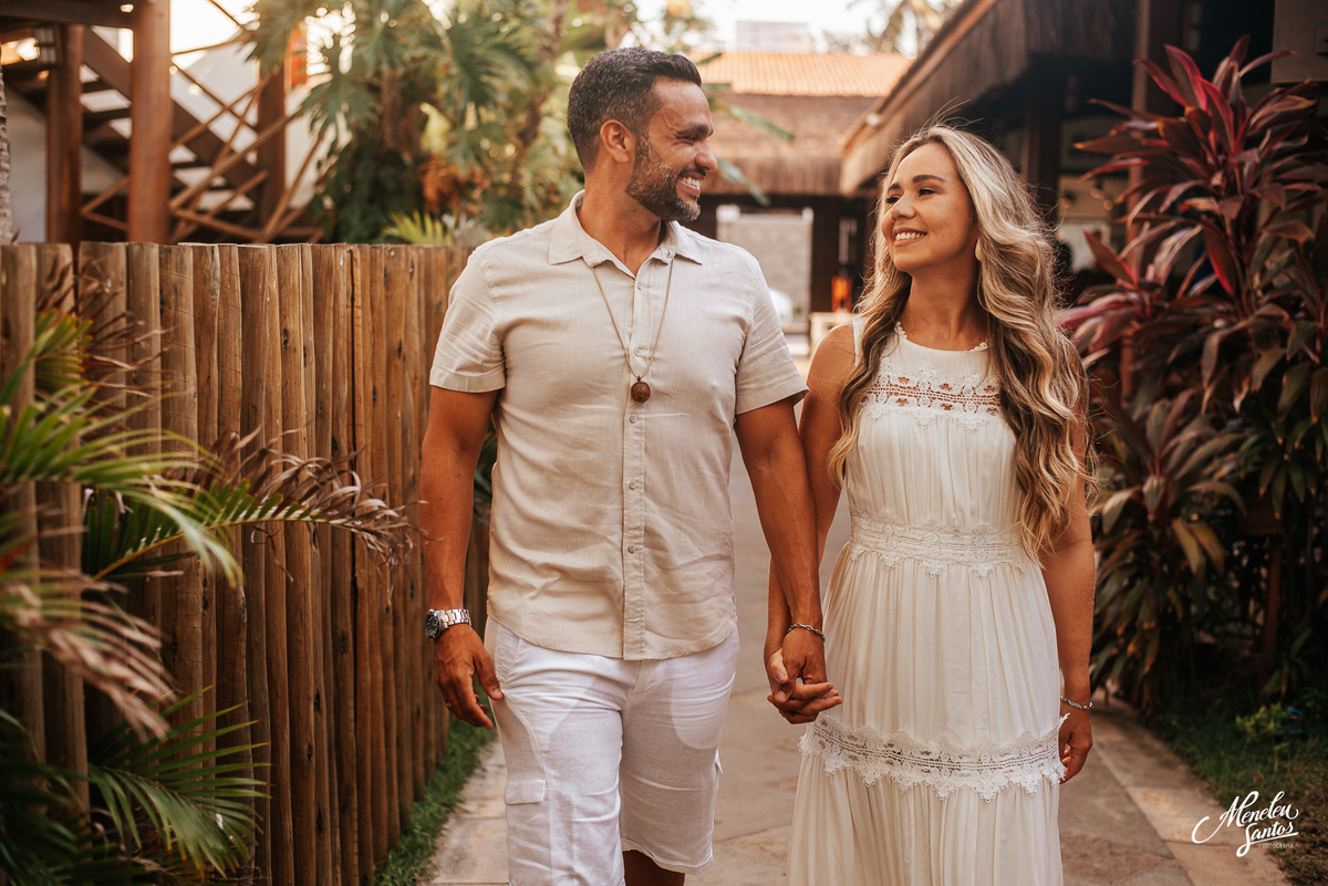Ensaio com roupas tons pasteis com casal na praia do Cumbuco 