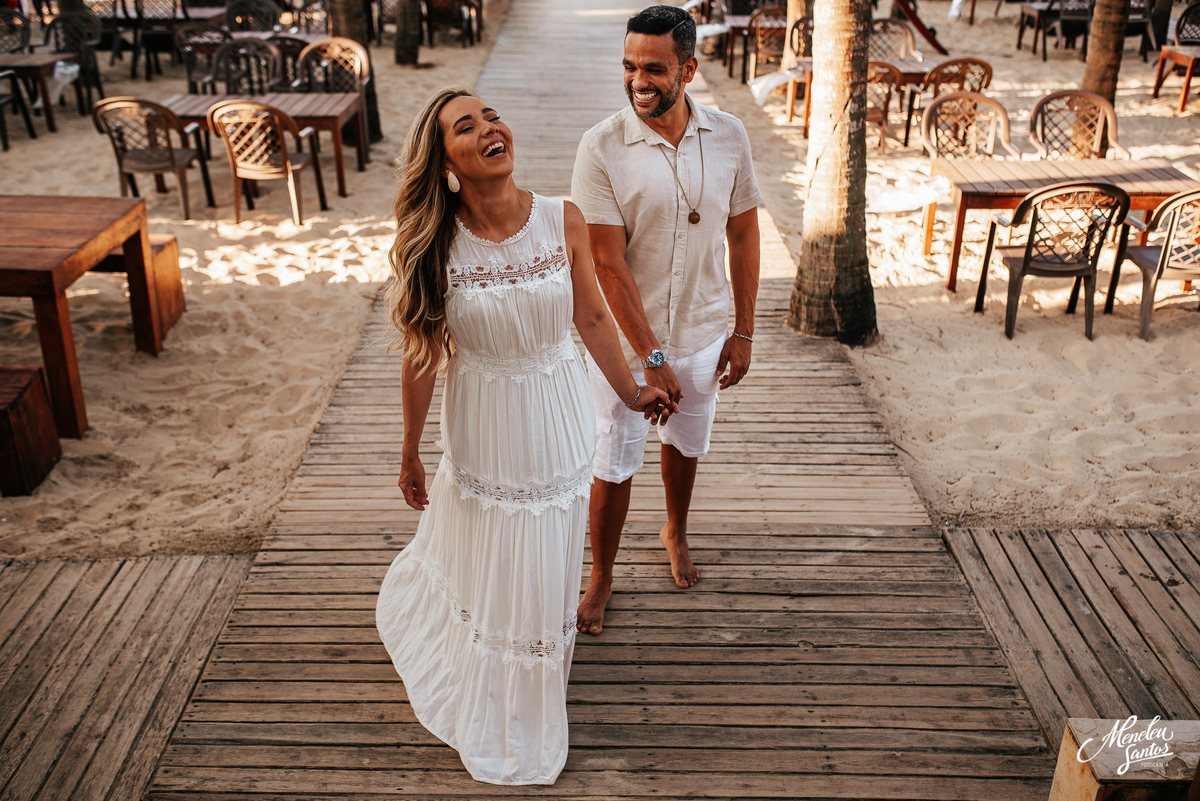 Ensaio com roupas tons pasteis com casal na praia do Cumbuco 