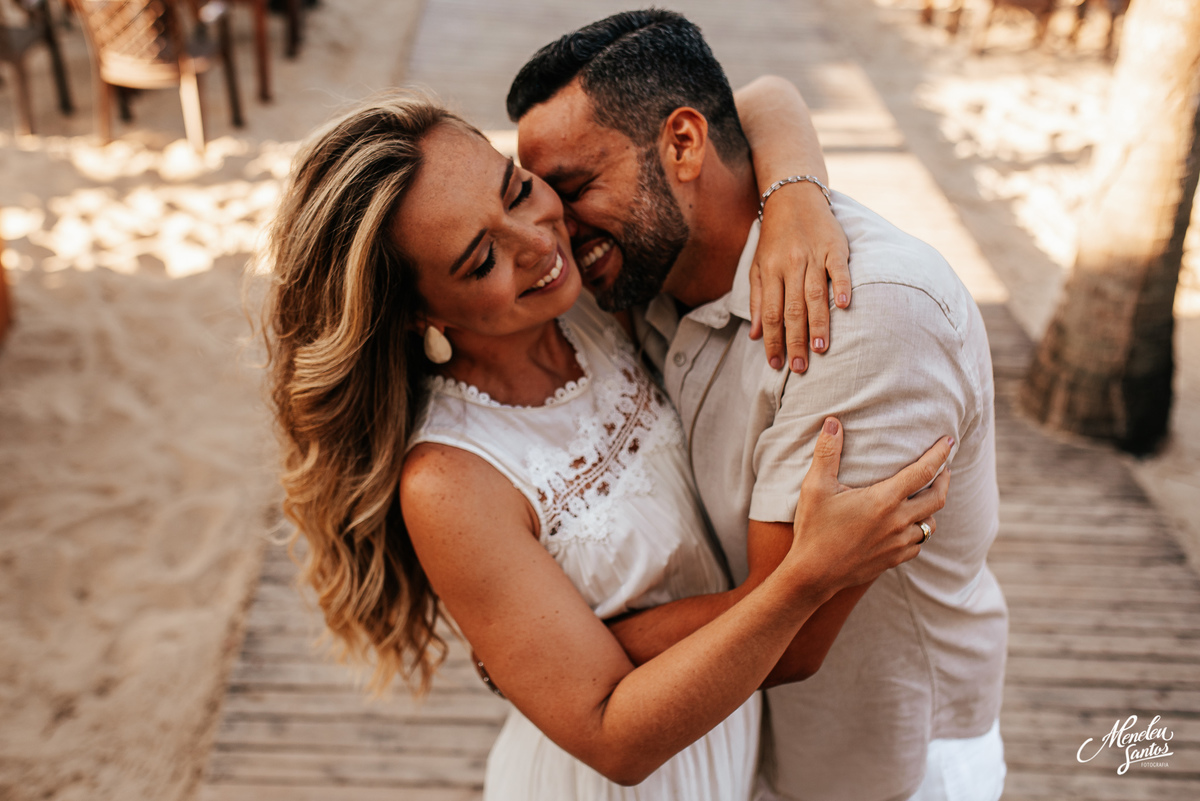 Ensaio com roupas tons pasteis com casal na praia do Cumbuco 