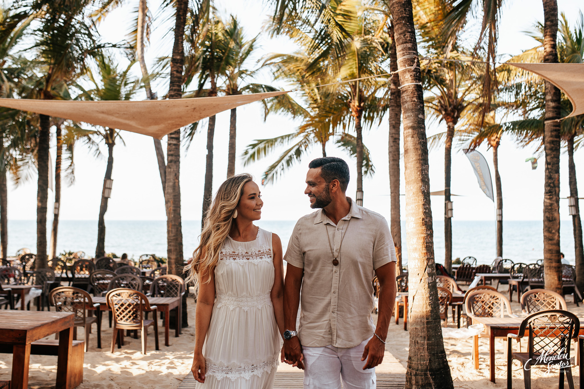 Ensaio com roupas tons pasteis com casal na praia do Cumbuco 