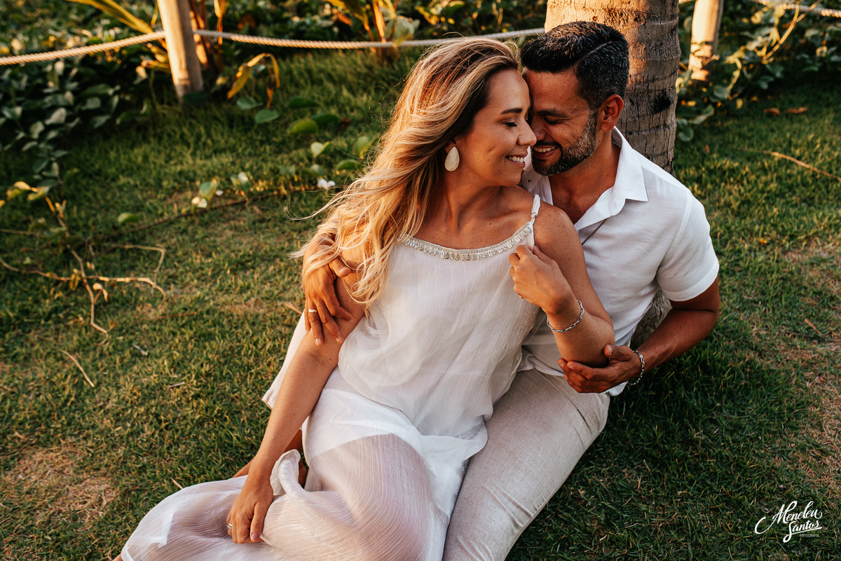 Ensaio com roupas tons pasteis com casal na praia do Cumbuco 