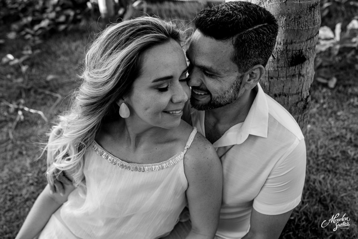 Ensaio com roupas tons pasteis com casal na praia do Cumbuco 