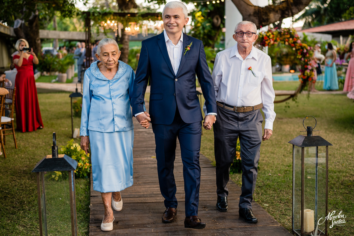 Casamento aberto no Buffet Le Jardin e noivo com terno azul marinho