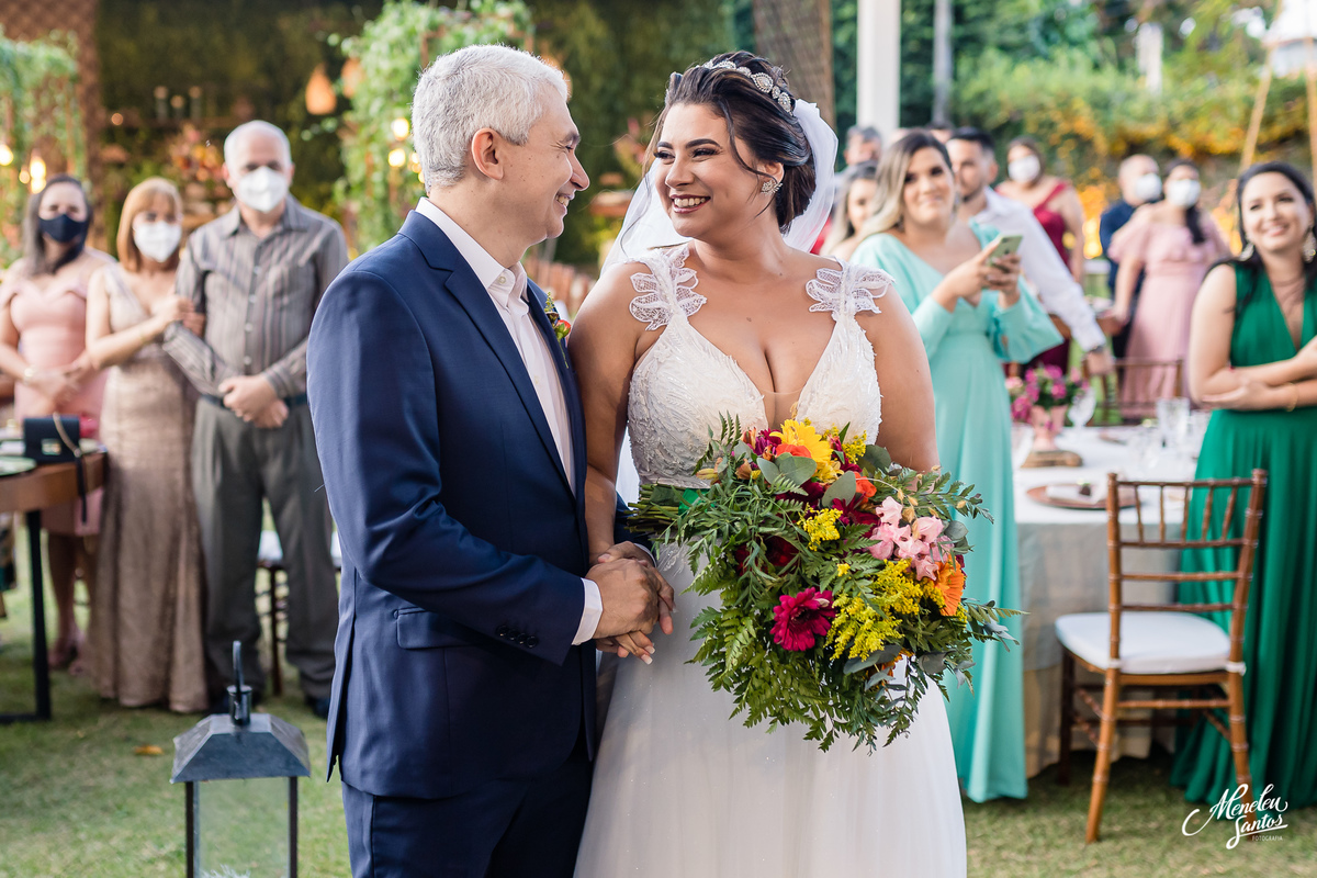 Casamento aberto no Buffet Le Jardin e noivo com terno azul marinho
