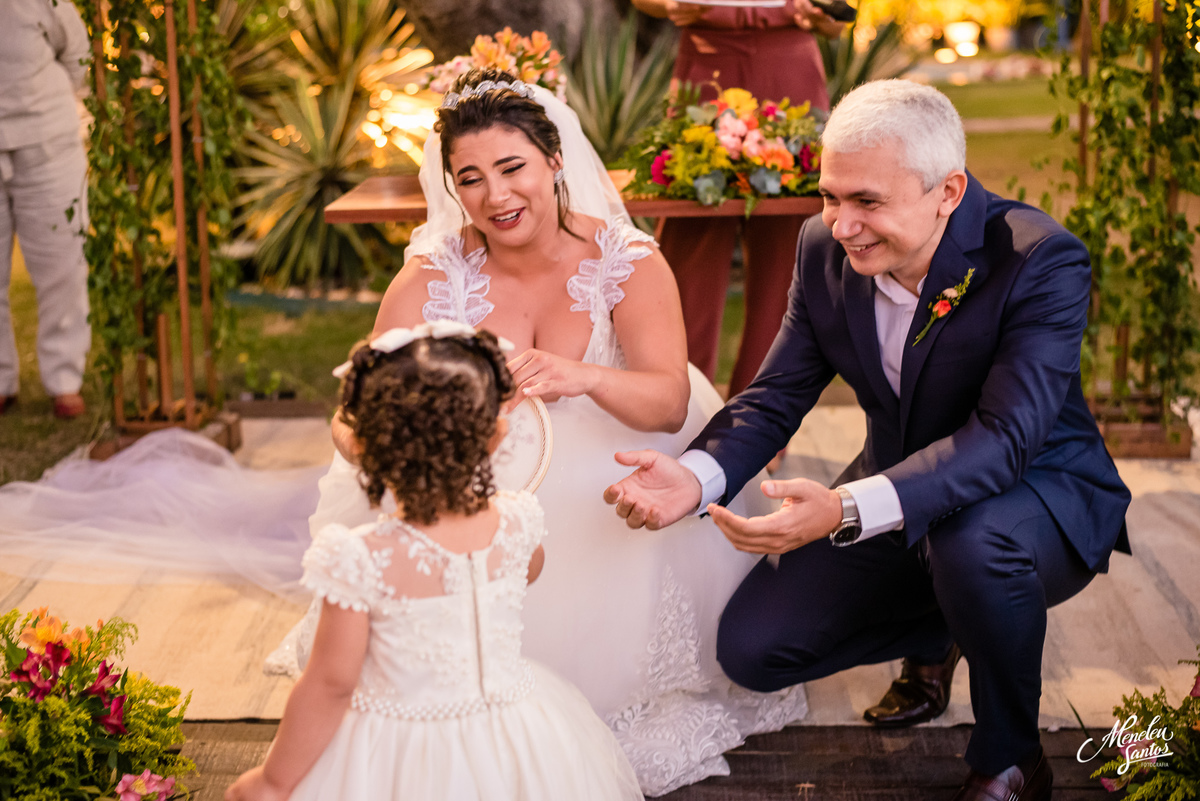 Casamento aberto no Buffet Le Jardin e noivo com terno azul marinho