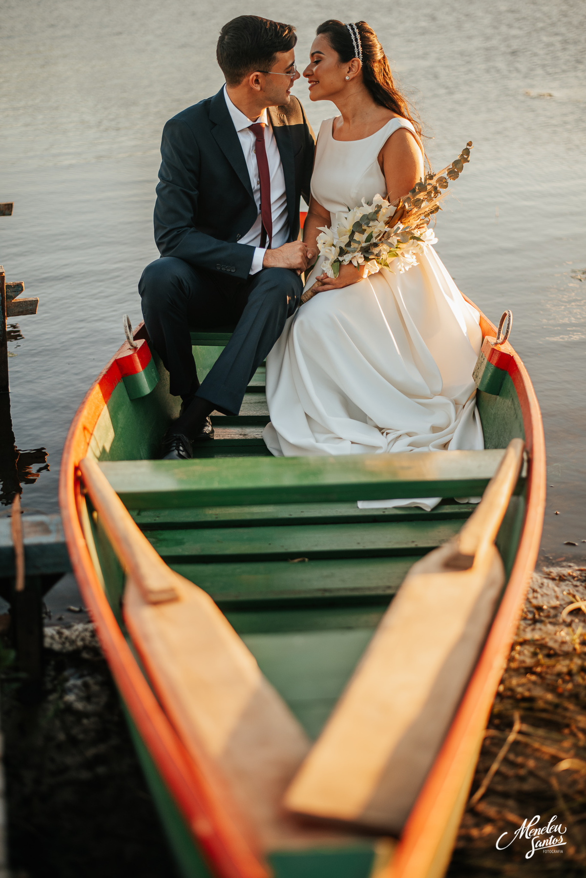 Pre wedding com barquinho e noivo de terno
