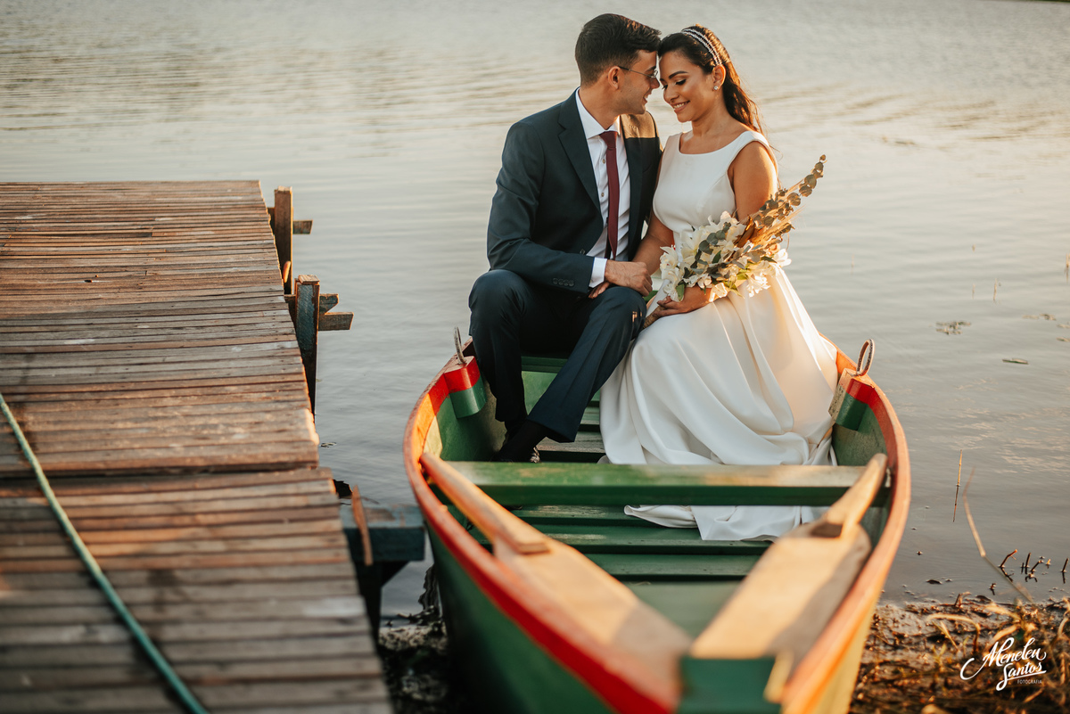 Pre wedding com barco e noivo vestido  de terno
