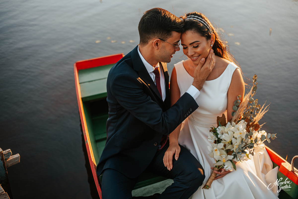 Pre wedding com barco e noivo vestido  de terno