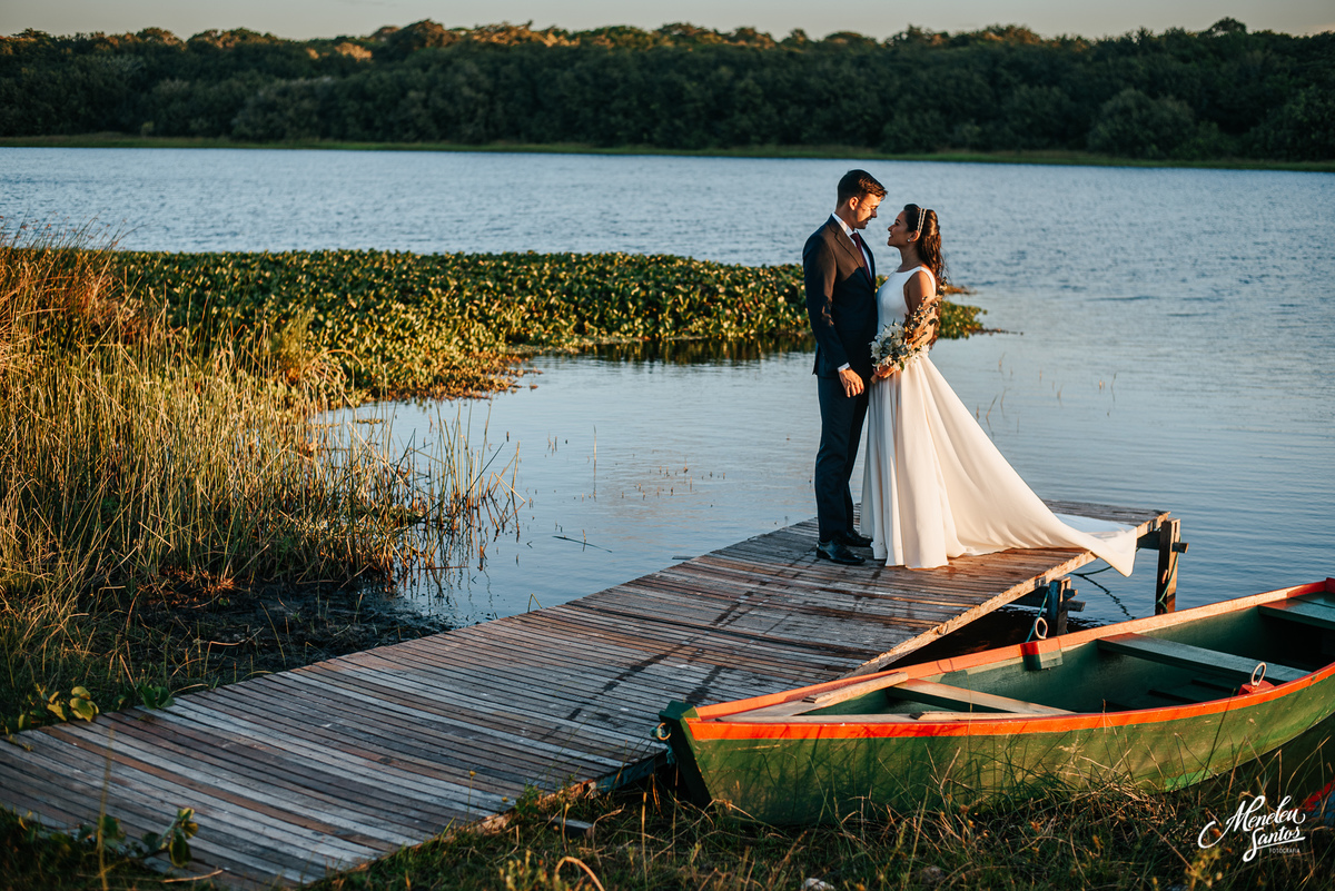 Pre wedding com barco e noivo vestido  de terno
