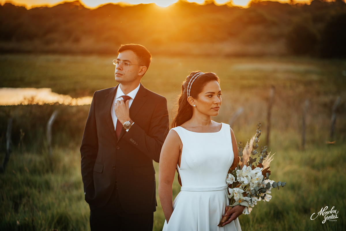 Pre wedding com barco e noivo vestido  de terno